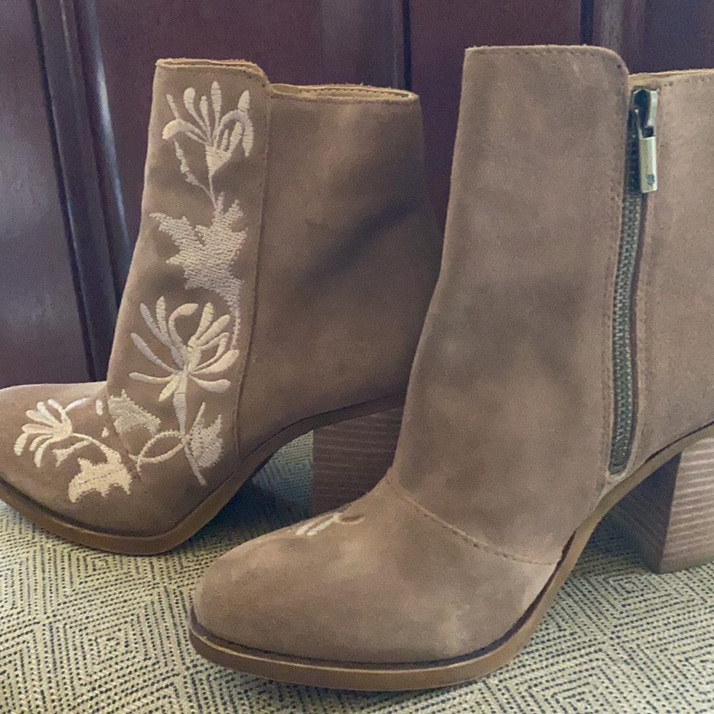~Lucky Brand~ Tan Elenor Embroidered Suede Leather Boots